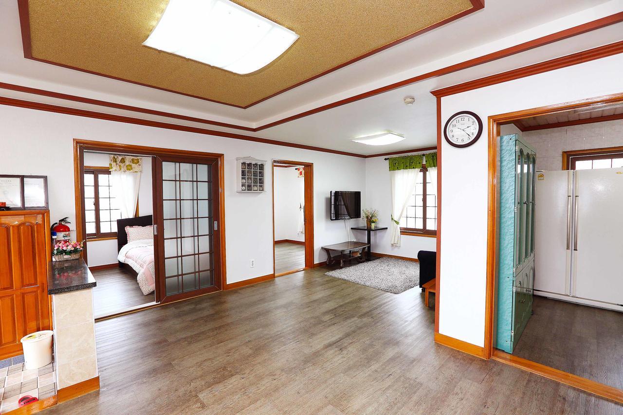Gyeryonggil Pension Чеджудо Экстерьер фото